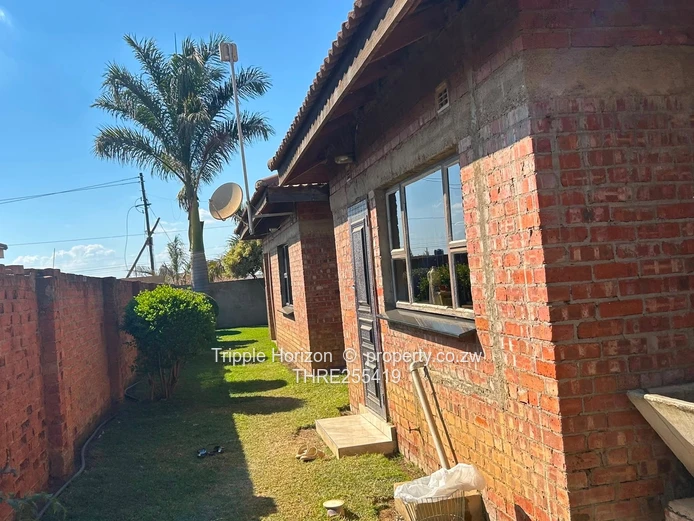 Spacious 4-Bed Westgate Home with Double Garage & Borehole