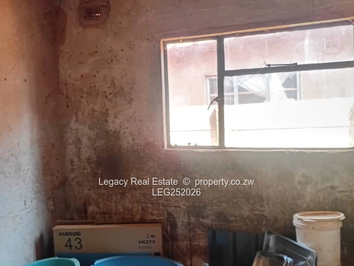 5-Bed Kuwadzana House - Main Road, Garden & Verandah