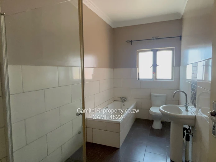 Sunlit 3-Bed Garden Flat with Borehole in Newlands