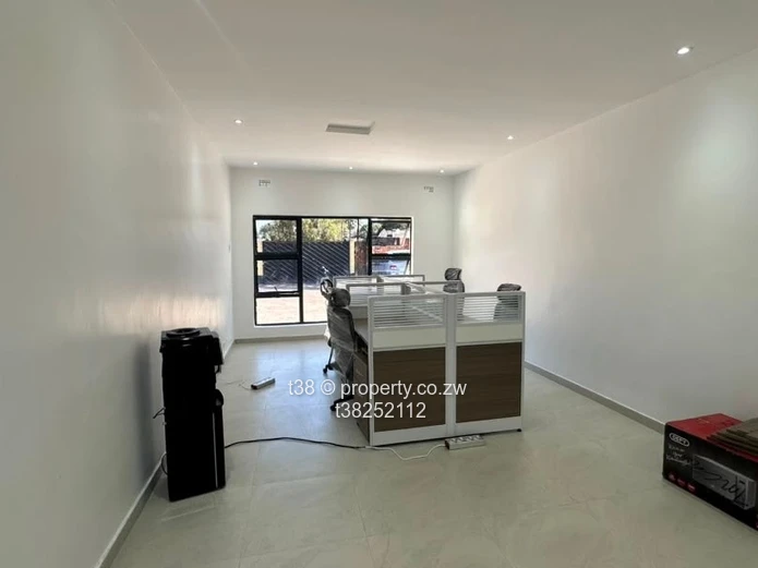 Sunlit 4-Bed Home in Avondale West - 1,039m² with Borehole