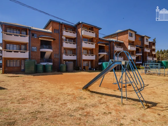 2 Bedroom Flat & Apartment