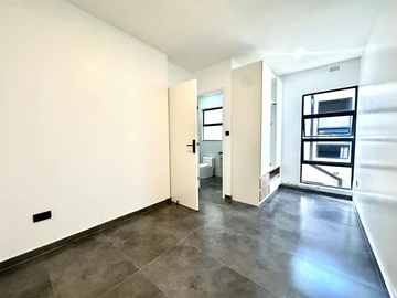 2 Bedroom Flat & Apartment