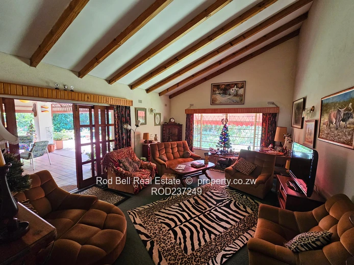 Free standing 3-bedroom townhouse in well-established complex