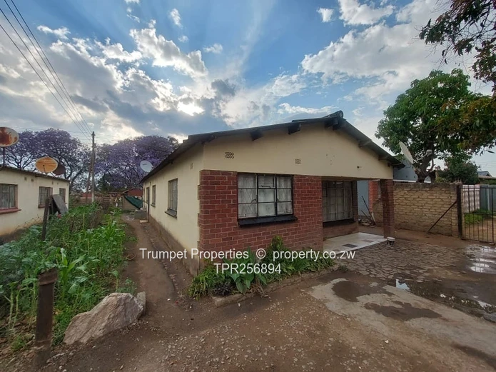 Glen Norah 4BR Home with Borehole & Yard — Fixer