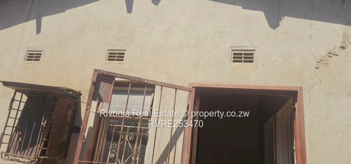 Spacious 4-Bed Home with Borehole in Budiriro