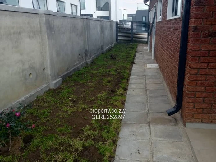 Bright High-Ceiling 4-Bed Home in Borrowdale (Borehole)