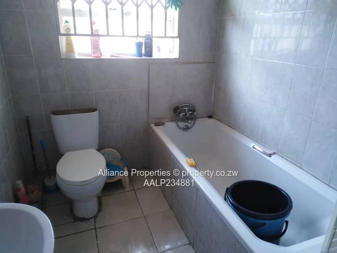 Tynwald 2-Bed house — Secure Gated Veranda & Paved Yard (Sole Mandate)