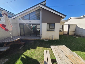 3 Bedroom Flat & Apartment