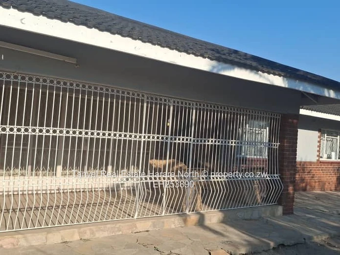 Hatfield full house.700usd. , 3 beds. Fitted wardrobes fitted kitchen 2 borehole and solar ,main ens