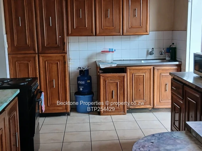 Luveve 4-Bed Family Home on 2900m² with Flatlet