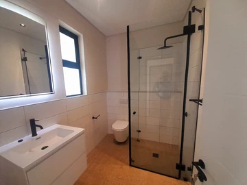 2 Bedroom Flat & Apartment