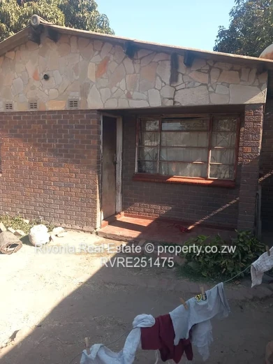 Glen View 4-Bed Brick Home with Courtyard & Side Passage