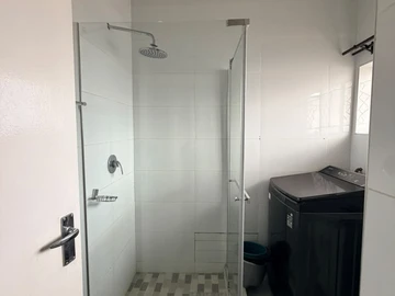 2 Bedroom Flat & Apartment