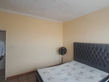 2 Bedroom Flat & Apartment