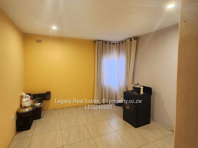 Granary Home with 2 Ensuites, Solar & Borehole