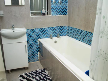 2 Bedroom Flat & Apartment