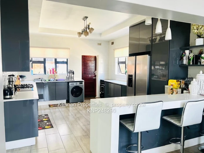 Elegant Upmarket 5 Bedroom Townhouse for Sale.