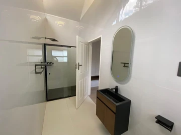 4 Bedroom Flat & Apartment