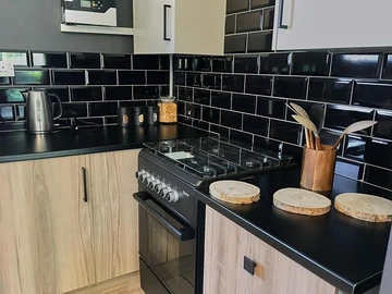 2 Bedroom Flat & Apartment