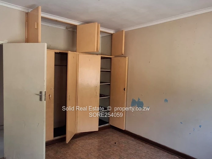 3-Bed Greendale Home on 4,000m² with Borehole & Tank