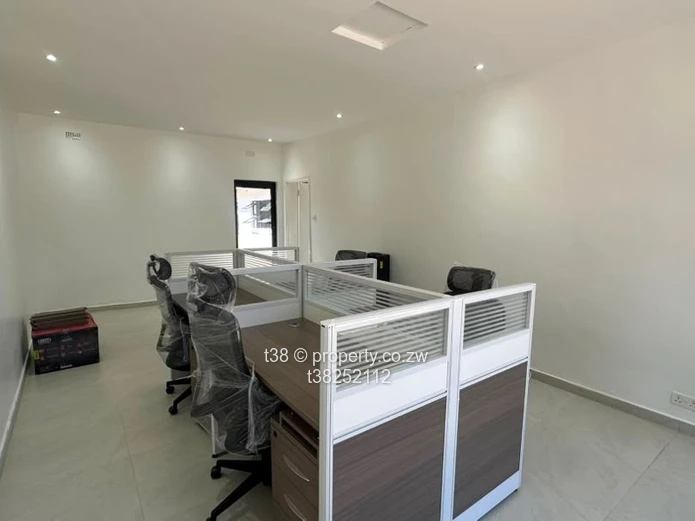 Sunlit 4-Bed Home in Avondale West - 1,039m² with Borehole