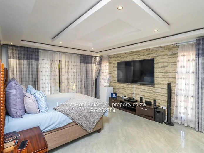 Strathaven 4-Bed Home 340m² - Pool, Borehole & Solar