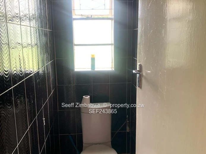 Spacious 4-Bed Marlborough Home on 9,070 m² with a Cottage