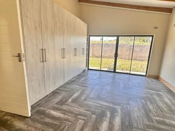 4 Bedroom Flat & Apartment