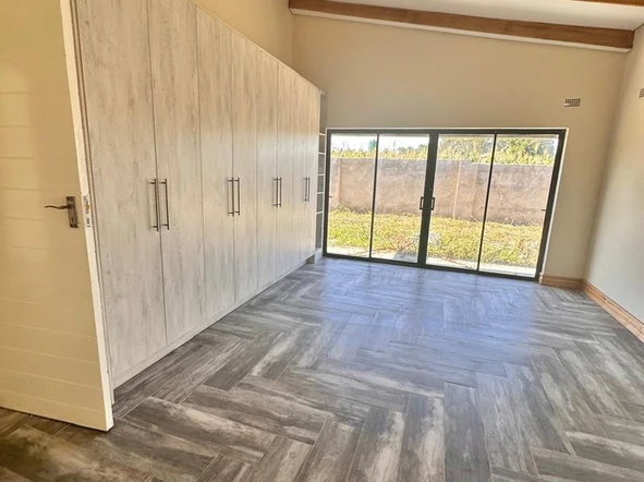 4 Bedroom Flat & Apartment
