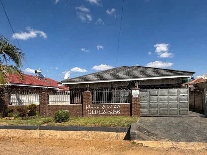 Spacious 4-Bed Home with Borehole & Driveway in Madokero