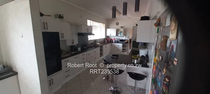  Spacious Family Home with Cottage, Pool & Borehole!