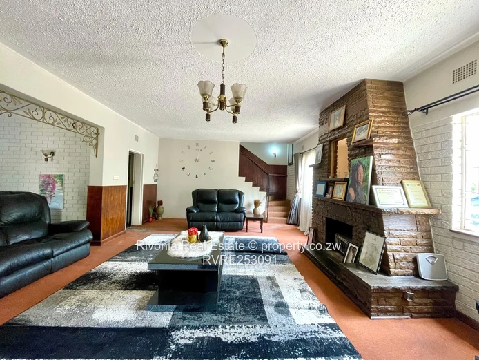 Gracious 5-Bed Colonial in Eastlea with Pool & Garden