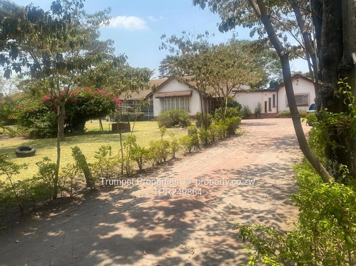 Spacious 5-Bed Family Home on 4,314m² with Pool – Hatfield