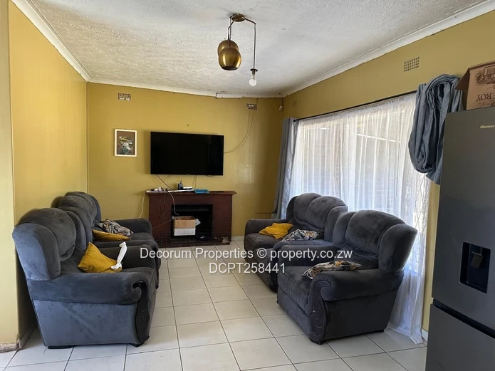 3BR Ashdown Park Bungalow — Verandah, Driveway & Flatlet