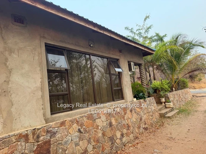 Kariba 3-Bed Home with Walled Garden, Cottage & Verandah