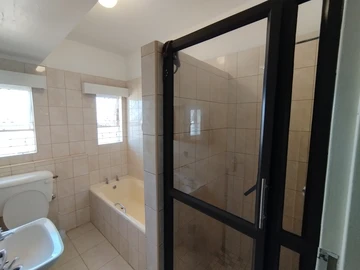 3 Bedroom Flat & Apartment