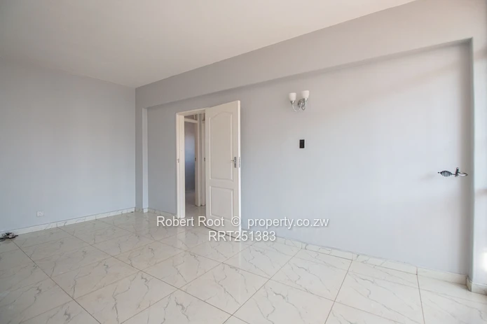 Mint Condition Flat Conveniently Located.