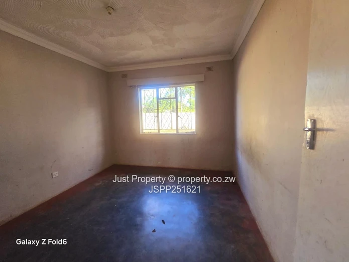 Braeside 4-Bed Renovator's Gem on 912m² — Garage & ZESA