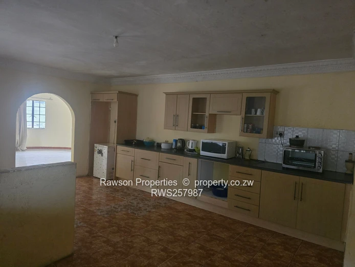 Walled & Gated 5-Bed in Mainway Meadows — Open-Plan Kitchen