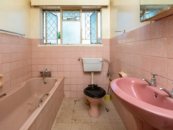 2 Bedroom Flat & Apartment