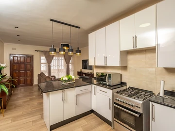 2 Bedroom Flat & Apartment