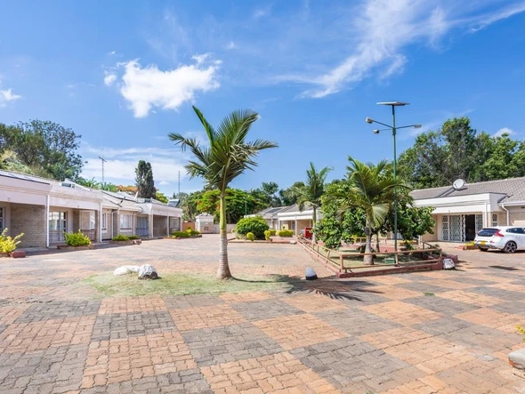 2 Bedroom Flat & Apartment