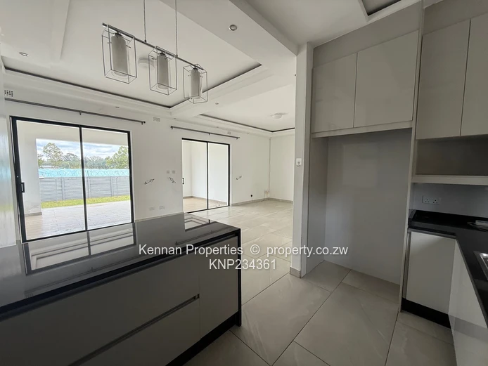 Modern Townhouse in secure Peakwood Village 