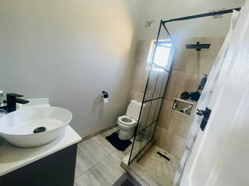 2 Bedroom Flat & Apartment