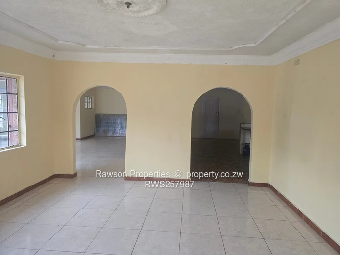Walled & Gated 5-Bed in Mainway Meadows — Open-Plan Kitchen