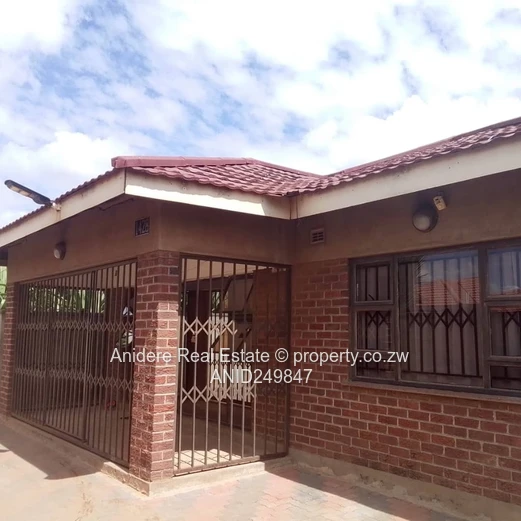 Dzivarasekwa Brick 4-Bed: Walled, Paved & Fitted Kitchen