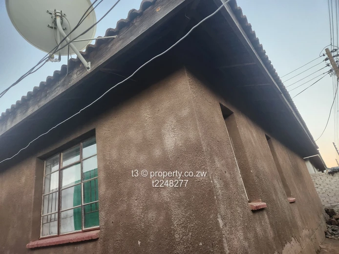 3-Bed Damofalls Home – Tiled Roof & Walled Yard (Sole Mandate)