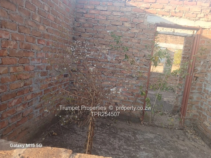 Borrowdale 2-bed Brick Shell on 1847m2, terms accepted (Sole Mandate)