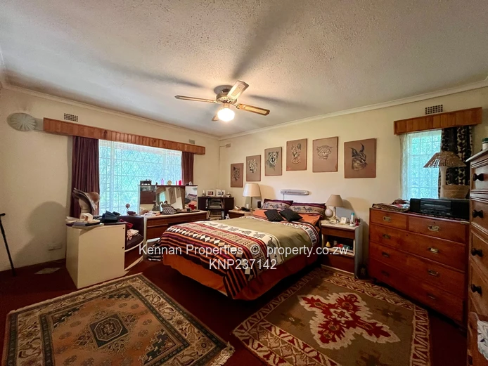 3 bed townhouse set in a large garden with lovely trees