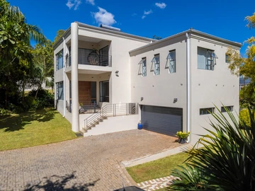 Stunning Architectural Designed Family Home !!!!!